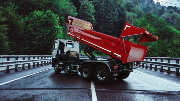 partenariat FASSI - camion avec benne absculante - Hydro Applications