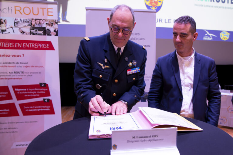 signature de la convention Promiles avec le Général par Hydro Applications