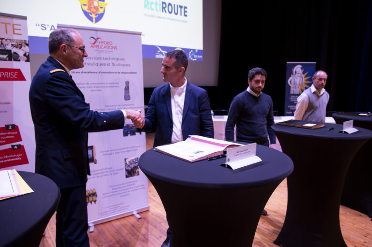 Signature et salutations pour la convention Promiles avec Général de l'armée et Hydro Applications
