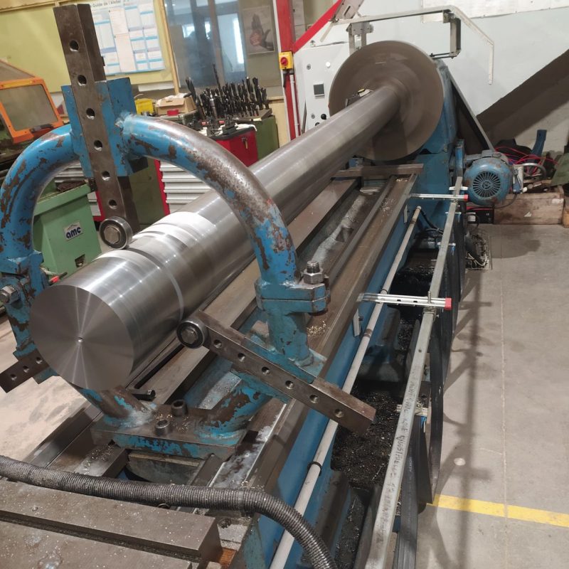 Machine pour la création d'une tige de vérin en inox dans l'usine d'Hydrogène Applications